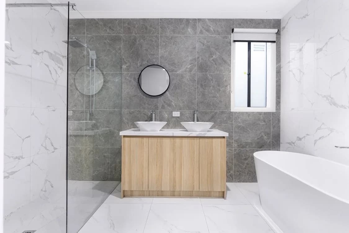 Reforma de baño en Estepona — segunda residencia con acabados cuidados · Costa del Sol Reformas