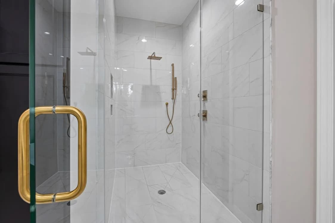 Reforma de baño en Marbella — plato de ducha, porcelánico y acabados premium · Costa del Sol Reformas