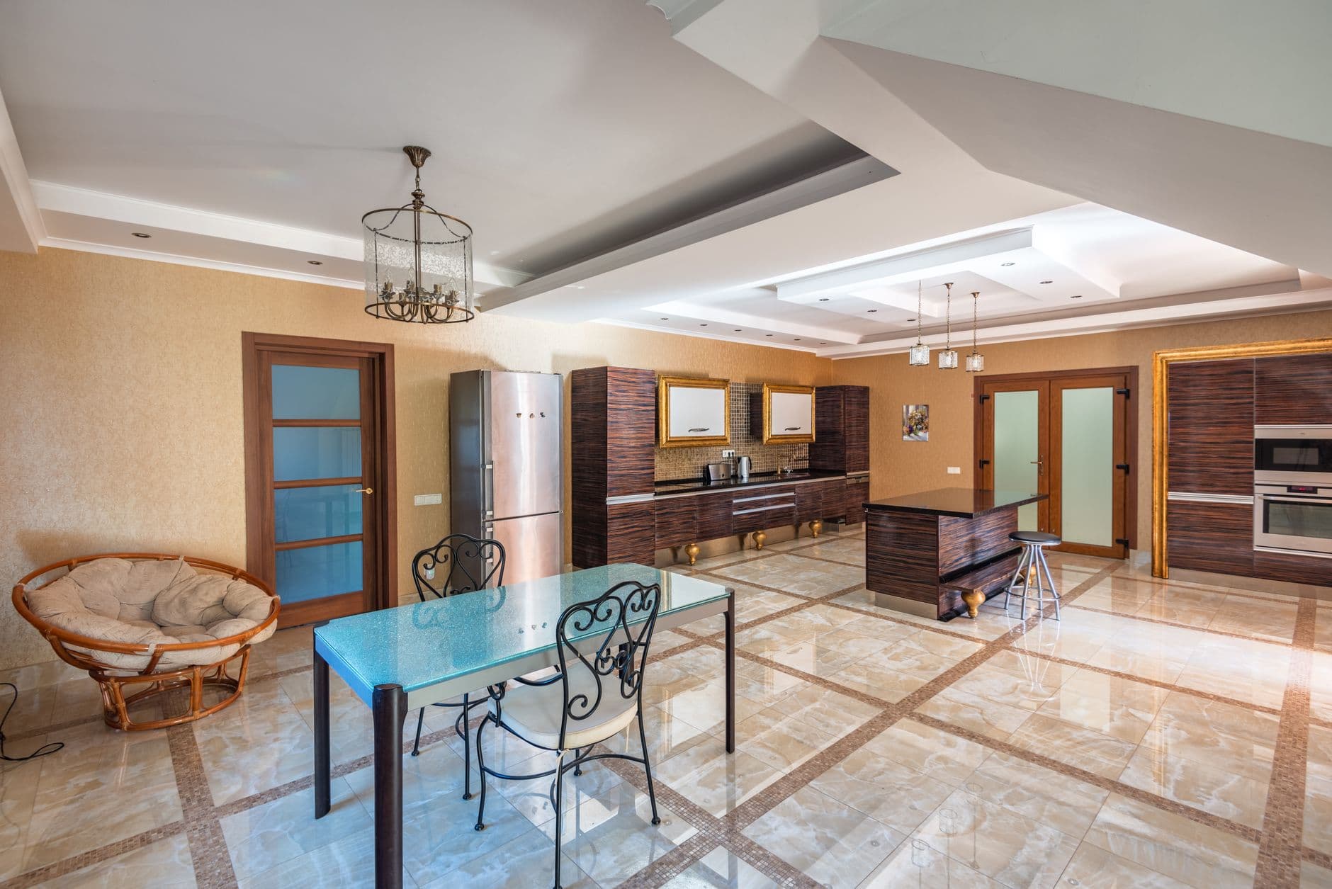 Materiales premium para reformas de lujo en Costa del Sol: Porcelanosa, Silestone, Dornbracht