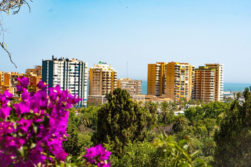Luxuriöses Badezimmerdesign, renoviert in Málaga mit Marmoroberflächen und Premium-Armaturen.