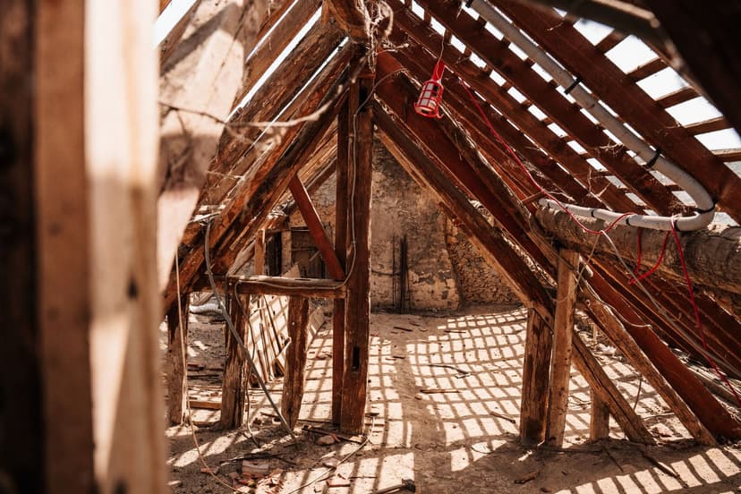 Discover the keys to a successful renovation on the Costa del Sol in 2025. Save, avoid mistakes, and improve your home with this guide.