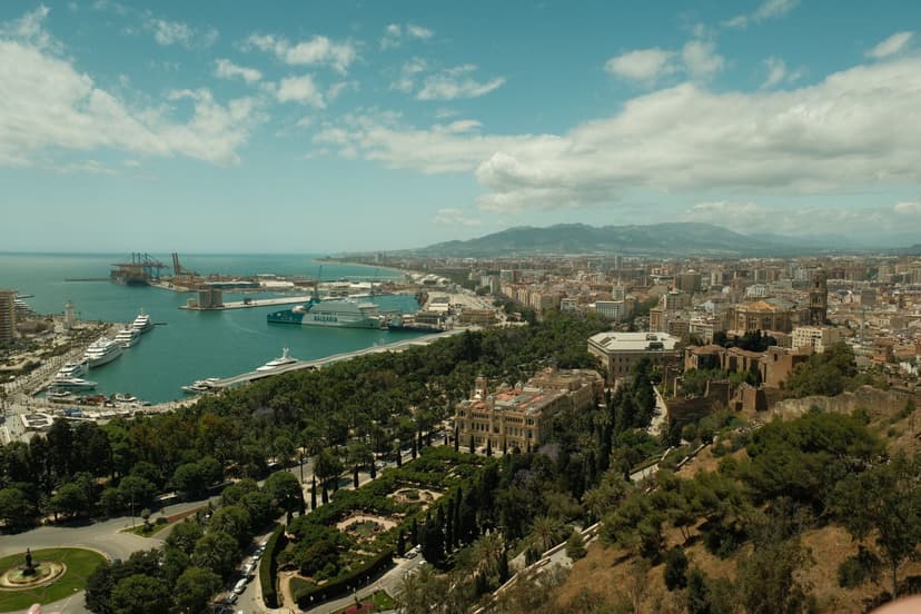 builder renovating a home with a minor construction license in Málaga 2025