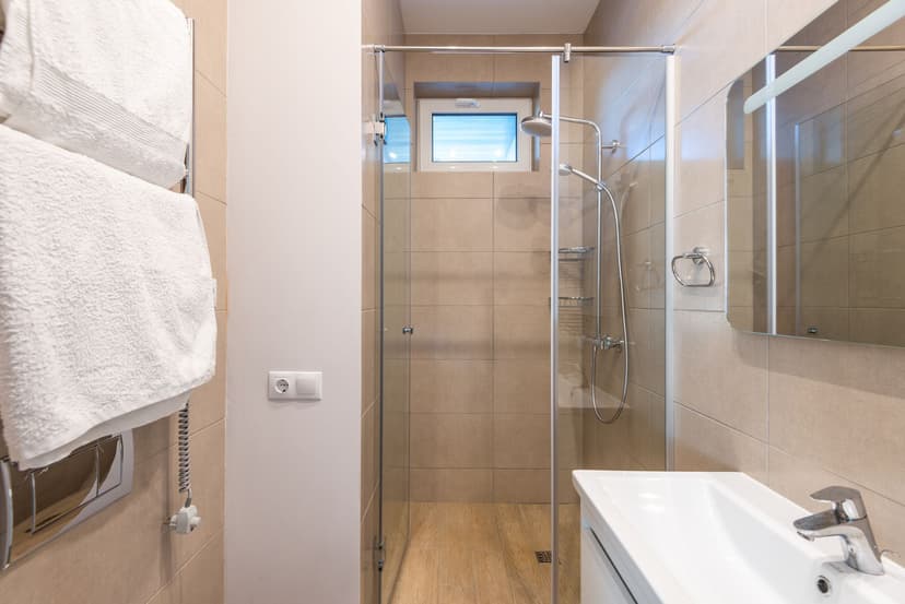 Discover how much it costs to renovate a bathroom in Málaga, what trends there are for 2025, and how to avoid common mistakes in your renovation.