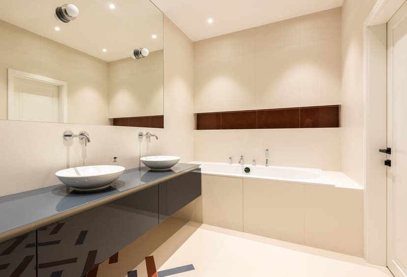 Discover how much it costs to renovate a bathroom in Málaga, what trends are there for 2025, and how to avoid common mistakes in your renovation.