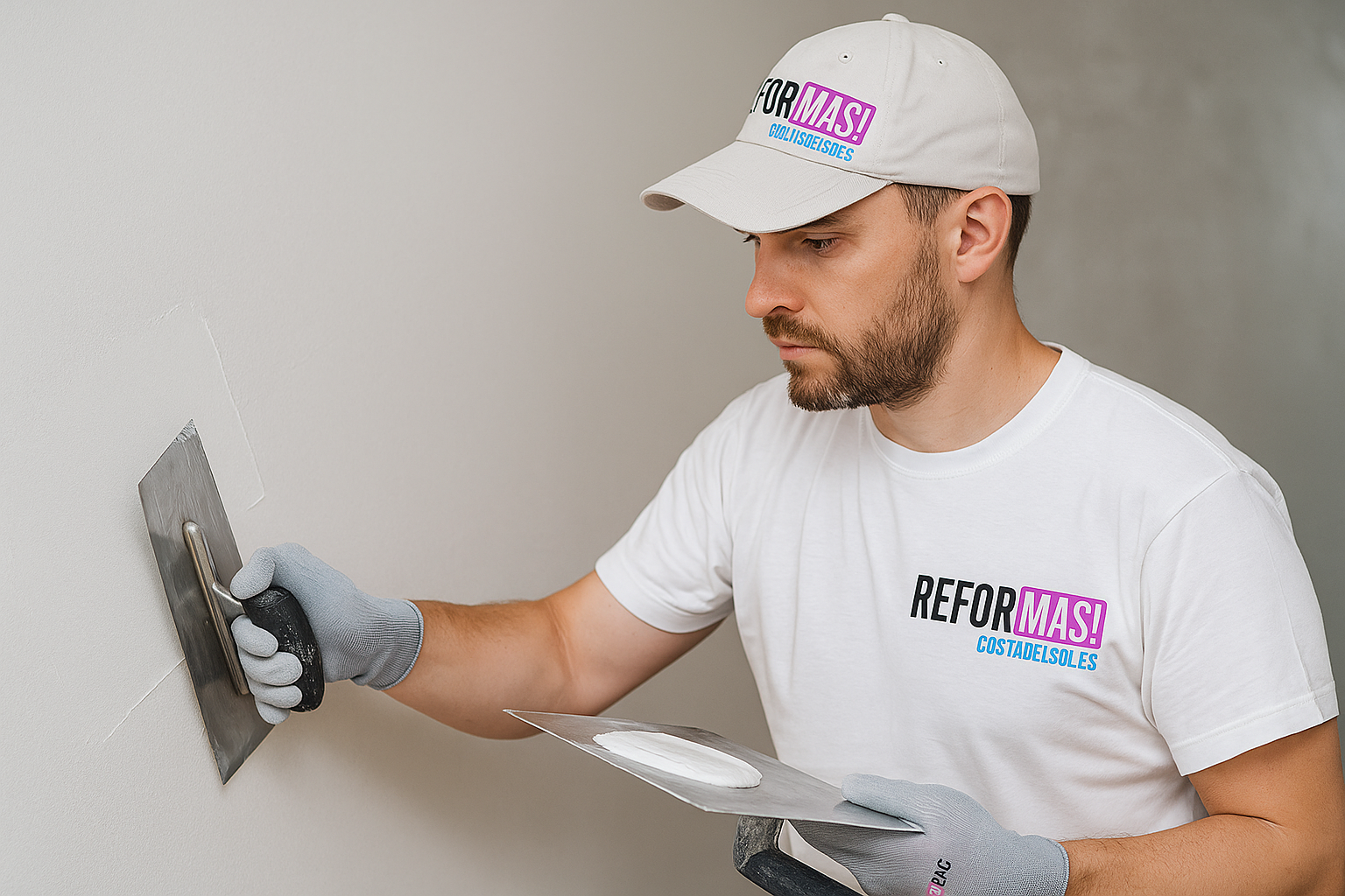 Operarios realizando reforma integral de vivienda en la Costa del Sol
