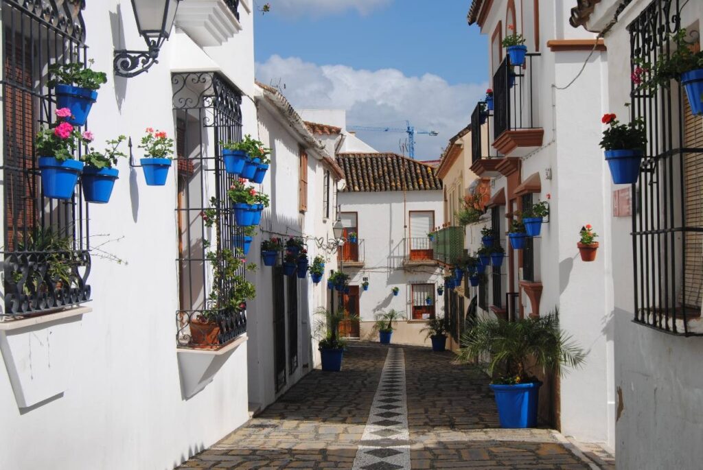 Expertos en reformas integrales en Estepona: casco antiguo, Nueva Milla de Oro y urbanizaciones. Presupuesto gratis y servicio llave en mano.