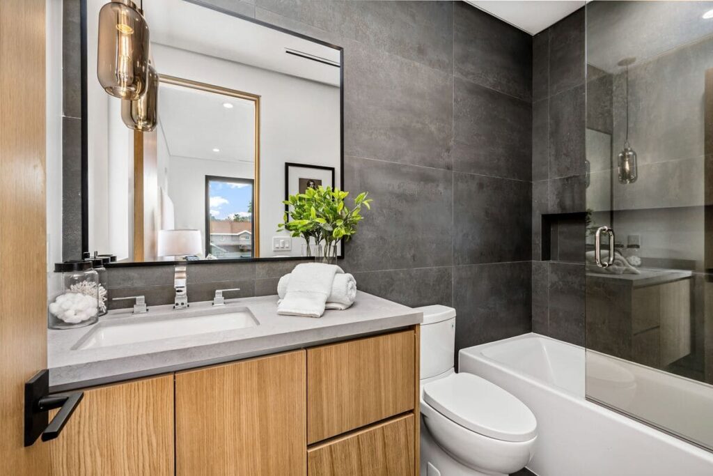 Descubre cuánto cuesta reformar un baño en Málaga, qué tendencias hay para 2025 y cómo evitar errores comunes en tu reforma.
